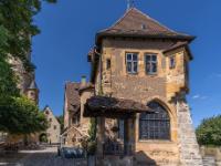 Der Ostflügel der Altenburg mit Brunnen davor - Bamberg